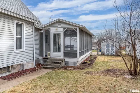 2425 Barker St, Clinton, IA 52732 photo 2