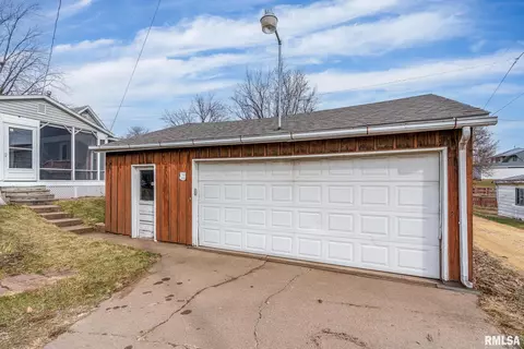 2425 Barker St, Clinton, IA 52732 photo 3