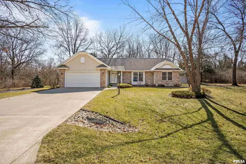 302 Platte Dr, Dixon, IL 61021