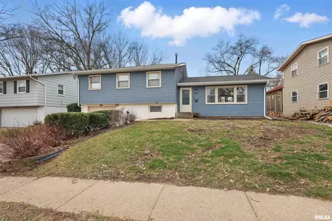 2948 Oxford Dr, Bettendorf, IA 52722