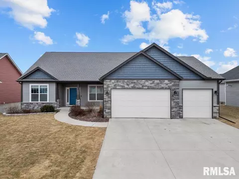 6986 Grove Xing, Bettendorf, IA 52722
