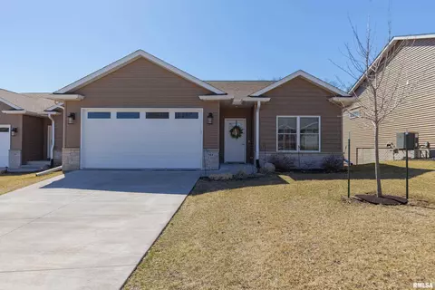 702 Titus Ct, Le Claire, IA 52753