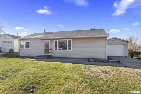 2 Jacqueline Dr, Muscatine, IA 52761