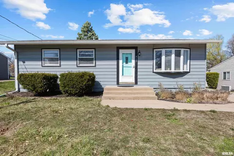 917 Wisconsin St, Le Claire, IA 52753