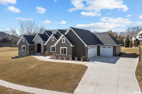 24 Pebble Creek Cir, Le Claire, IA 52753
