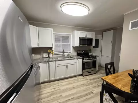 523 37th St, Moline, IL 61265 photo 2