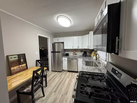 523 37th St, Moline, IL 61265 photo 3