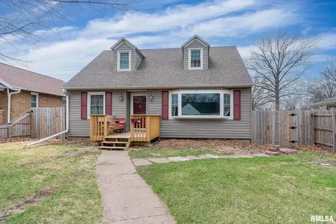 2358 Dunham St, Clinton, IA 52732