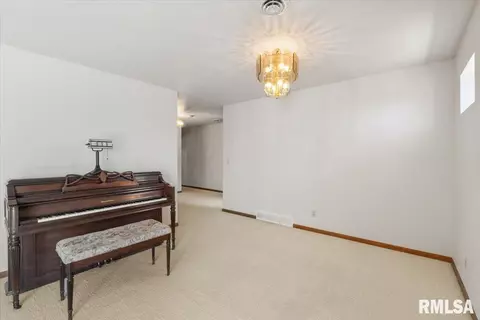 930 17th St, Moline, IL 61265 photo 6
