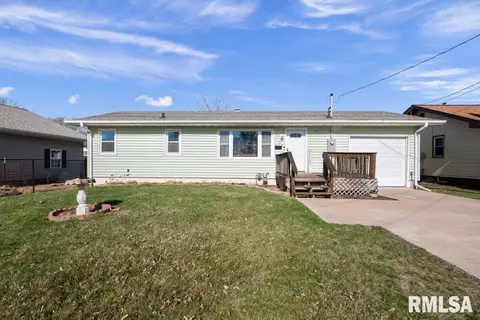 504 6th Ave, Camanche, IA 52730