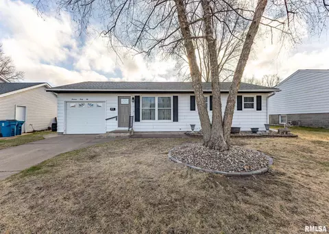 1446 18th Ave, Camanche, IA 52730