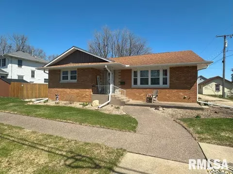 1114 5th Ave, Dewitt, IA 52742