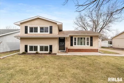 817 8th Ave, Silvis, IL 61282