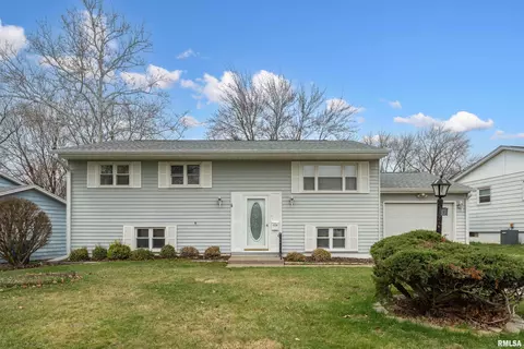 3220 Clover Hills Dr, Bettendorf, IA 52722