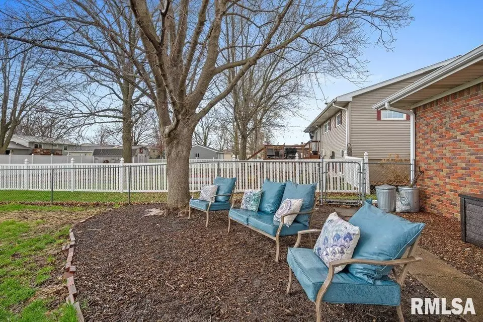 Exterior - 209 1st Ave, Dewitt, IA 52742 photo 2 of 5
