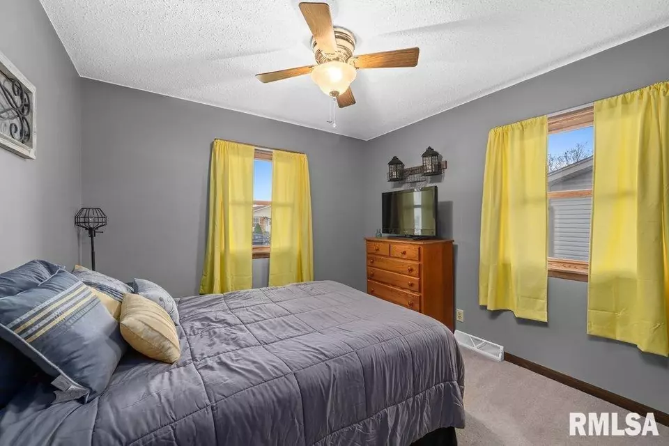 Bedroom - 209 1st Ave, Dewitt, IA 52742 photo 6 of 6