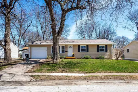 3317 Kimberly Downs Rd, Davenport, IA 52807