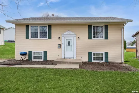 413 Cynthia Dr, Maquoketa, IA 52060