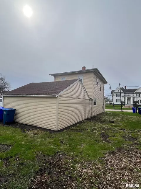 216 E 2nd St, Kewanee, IL 61443 photo 5