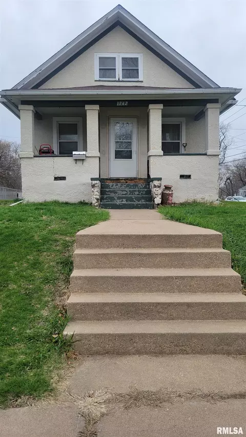 1742 N Howell St, Davenport, IA 52804