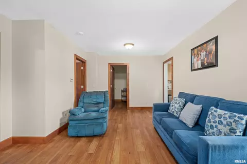 414 8th St, Moline, IL 61265 photo 4