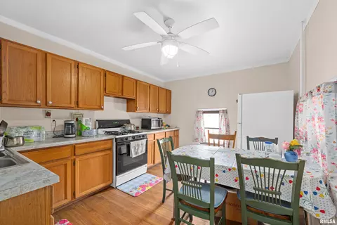 414 8th St, Moline, IL 61265 photo 5