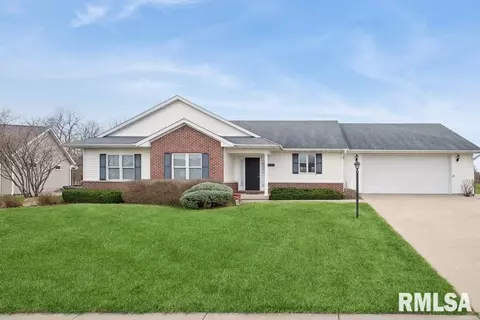 5823 Shawnee Dr, Davenport, IA 52804