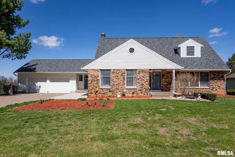 4620 Trails End Rd, Bettendorf, IA 52722