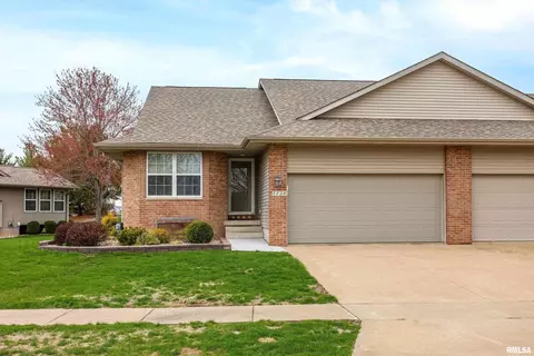 5128 Red Fox Rd, Bettendorf, IA 52722