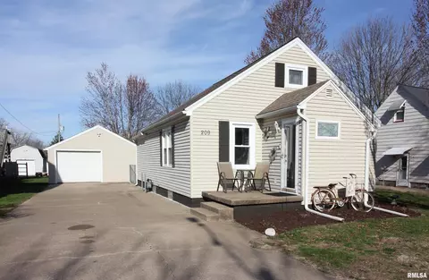 209 3rd St, Colona, IL 61241