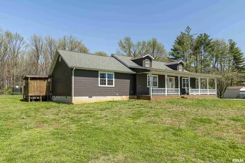 135 Doc Rd, Eldorado, IL 62930 photo 3