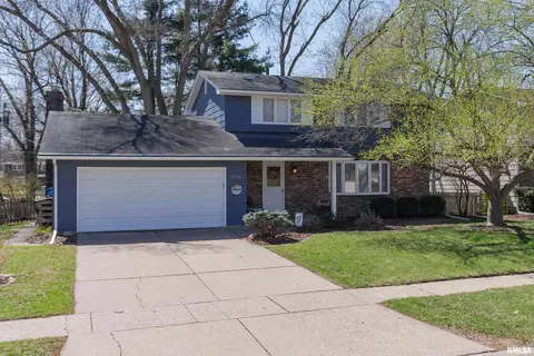 2215 E 32nd St, Davenport, IA 52807