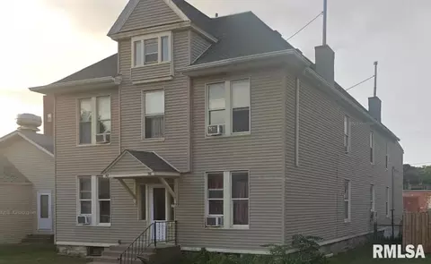 910 W 3rd St, Davenport, IA 52802