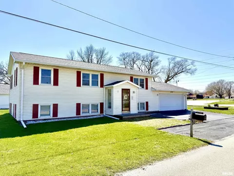 102 E 7th Ave, Colona, IL 61241