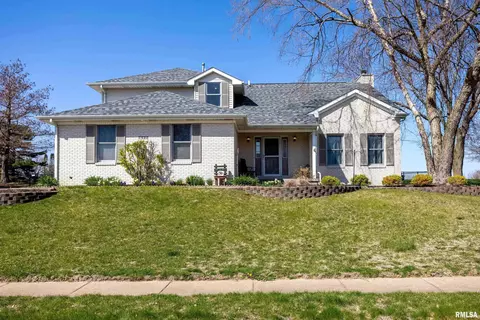 1520 W 44th Ct, Davenport, IA 52806