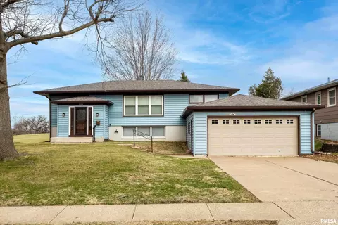 1558 W Garfield St, Davenport, IA 52804