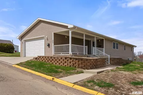 400 And 402 W Grove St, Maquoketa, IA 52060