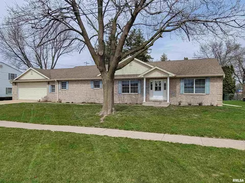 304 E 10th St, Dewitt, IA 52742