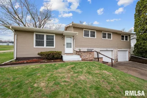 8222 W 9th St, Rock Island, IL 61201