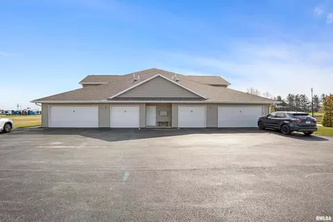 440 E Franklin St, Eldridge, IA 52748 photo 2
