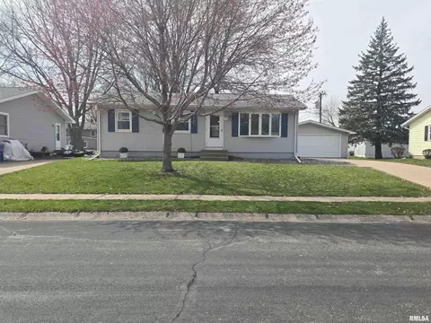 502 N 5th St, Eldridge, IA 52748