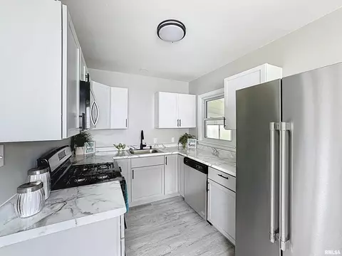 828 47th St, Moline, IL 61265 photo 10