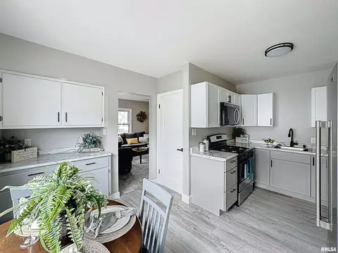828 47th St, Moline, IL 61265 photo 9