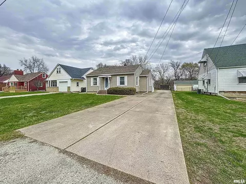 828 47th St, Moline, IL 61265 photo 2