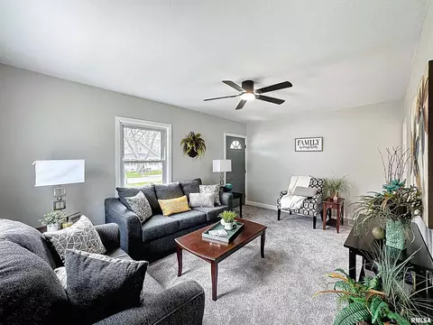 828 47th St, Moline, IL 61265 photo 4