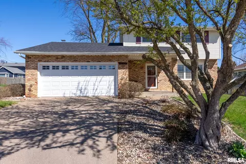 1320 W 41st St, Davenport, IA 52806