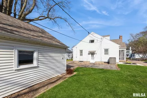 2393 24th St, Moline, IL 61265 photo 5