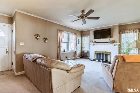 2393 24th St, Moline, IL 61265 photo 6