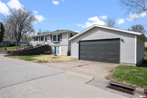 905 33rd Ave, Moline, IL 61265 photo 4