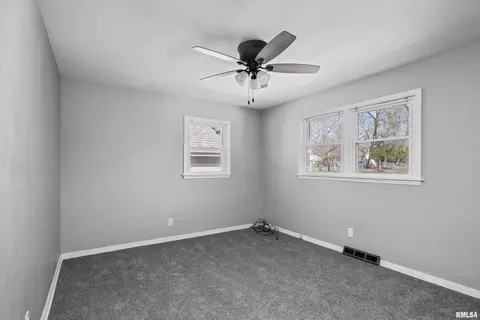 905 33rd Ave, Moline, IL 61265 photo 14
